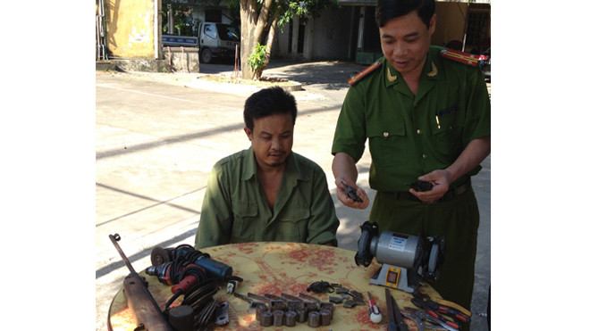 Đối tượng Trần Đình Ngọc cùng số tang vật để chế tạo súng tại cơ quan công an.