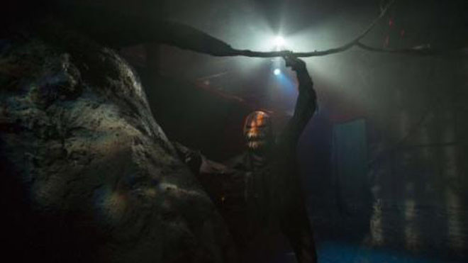 Một diễn viên đóng giả ma trong căn nhà ma ám phục vụ Halloween tại thành phố New York. Ảnh: Reuters 