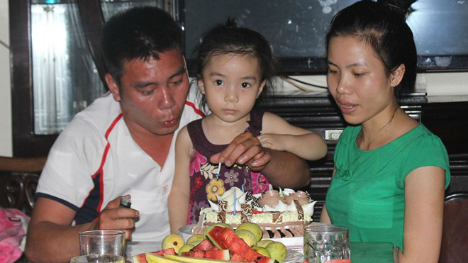 Đeo nợ tiền tỷ từ thua độ bóng đá ở World Cup 2010, Đắc Khánh phải mất 4 năm mới trả xong nợ để làm lại cuộc đời. Với anh, niềm vui sau mỗi ngày làm việc là được quây quần bên gia đình nhỏ của mình. 