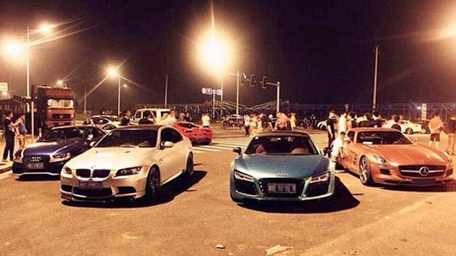 Các tay đua sẵn sàng xuất phát trên một con đường trong thành phố Bắc Kinh. Ảnh: Dailymail. 