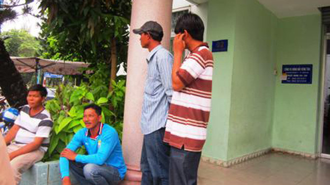 Những ngư dân may mắn sống sót được đưa vào đất liền