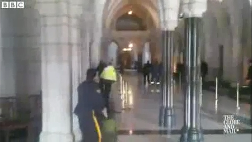 Cảnh giao tranh trong Quốc hội Canada như phim hành động