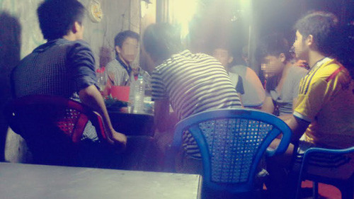 2 giờ sáng vẫn còn nhiều sinh viên ngồi nhậu ở làng đại học - Ảnh: T.N 