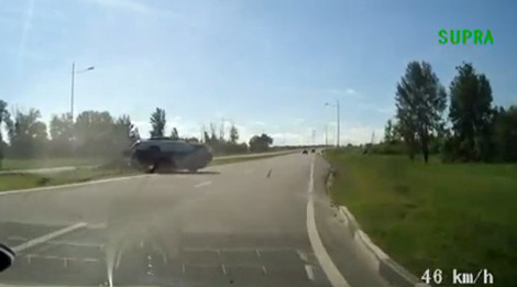 Ô tô lật ngửa vì vào cua 'không giống ai'