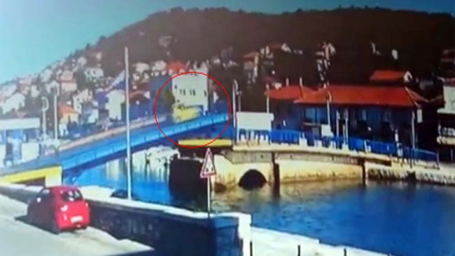 Nữ tài xế lao xe qua cầu nâng