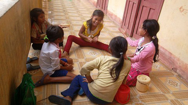 Các em chơi trước hiên lớp để chờ học buổi chiều. 