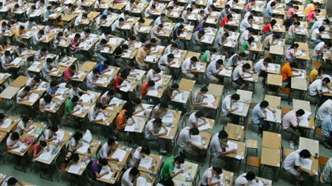 Các thí sinh trong phòng thi sẽ nhận đáp án câu hỏi qua tai nghe không dây hoặc "cục tẩy điện tử". Ảnh minh họa: Viasat1.