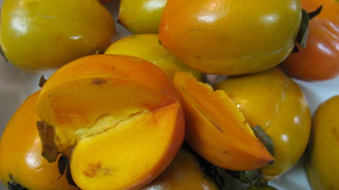  Hồng ngâm ngon sẽ có da bóng, trơn, nhẵn 