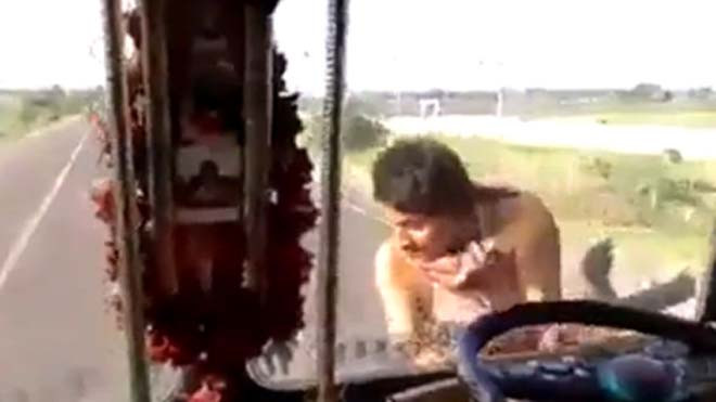 Tài xế bỏ vô-lăng trèo qua kính chắn gió 'diễn xiếc'