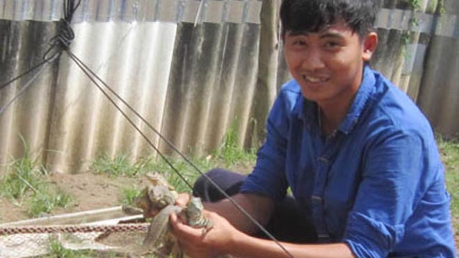 Anh Lĩnh thu hoạch dông thương phẩm - Ảnh: Trần Thanh Phong 