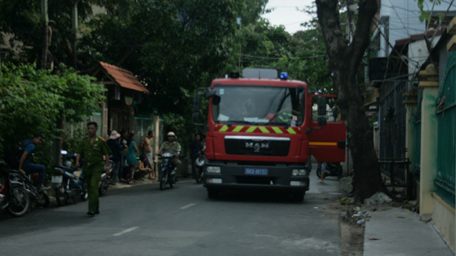 Lực lượng PCCC huy động lực lượng triển khai dập lửa.