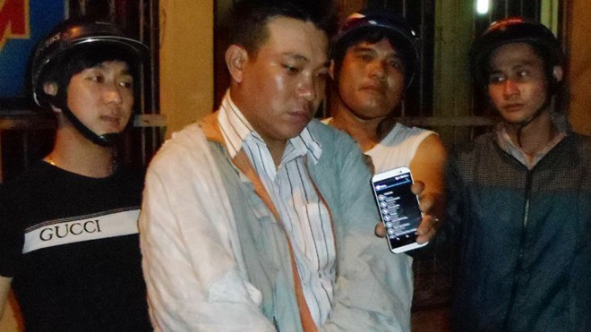 Tên trộm (thứ 2 từ trái sang) bị các "hiệp sĩ" bắt giữ. 