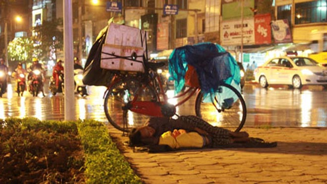 Những dáng hình mưu sinh trong đêm mưa Hà Nội