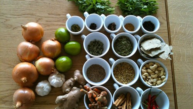 Các gia vị như mùi tây, gừng, quế… là cách rất tốt để bổ sung hương vị cho món ăn mà không cần cho thêm nhiều muối. Ảnh: Wiki Commons