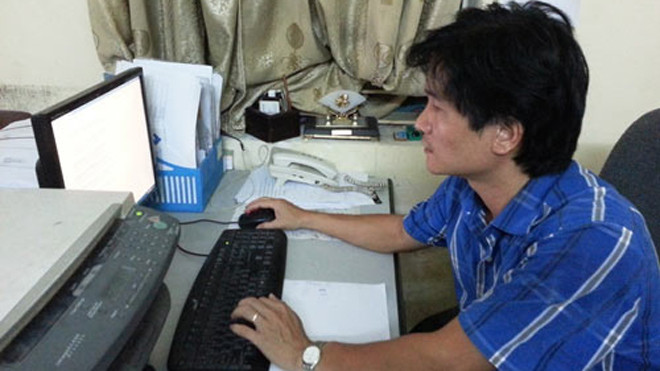 Ông Nguyễn Vũ Điệp 5 ngày nay luôn túc trực tại văn phòng công ty để nghe ngóng, tiếp nhận thông tin về con tàu chở dầu mang tên Sunrise cùng 18 thuyền viên đang mất tích. Ảnh: Giang Chinh.