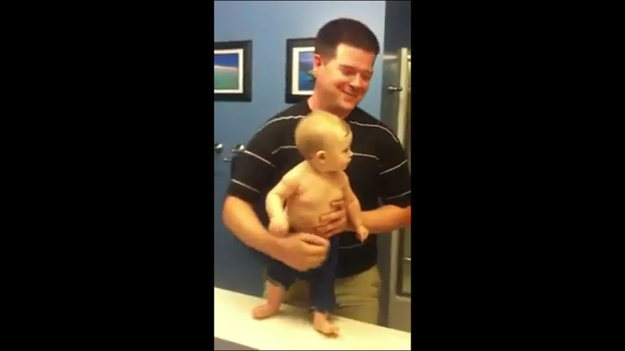 Hài hước em bé gồng mình khoe cơ bắp