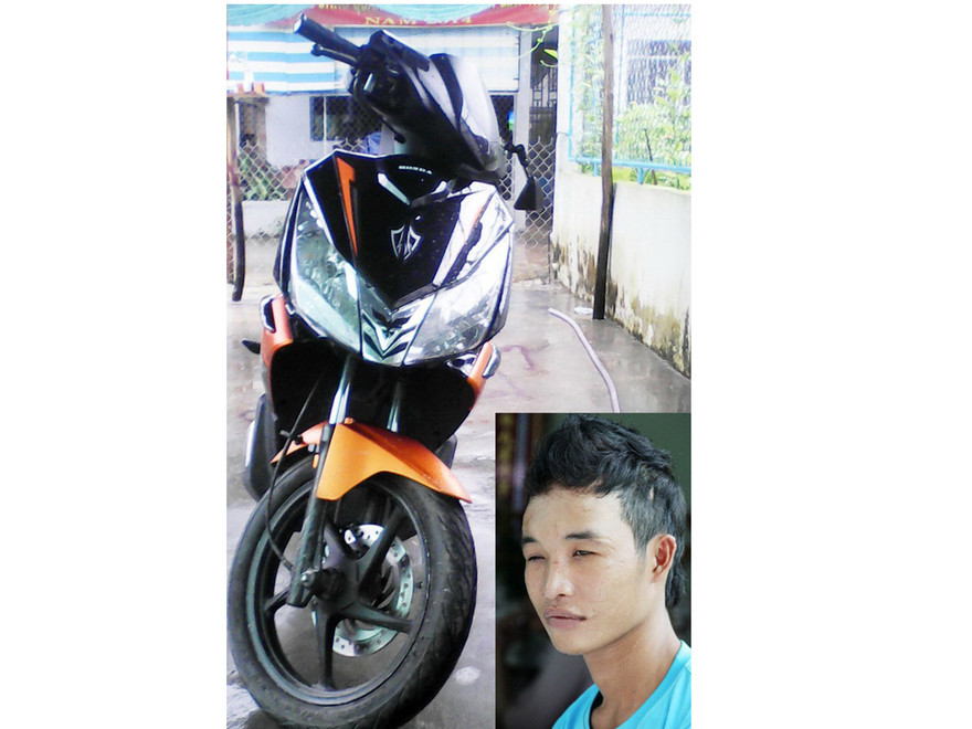 Hào Anh và chiếc xe máy mua 29 triệu đồng. 