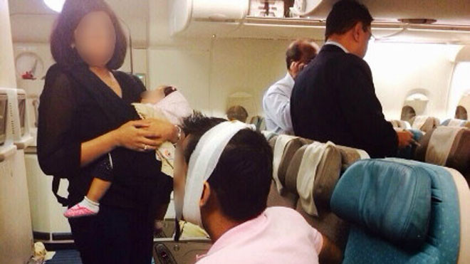 Một hành khách bị thương phải băng bó đầu