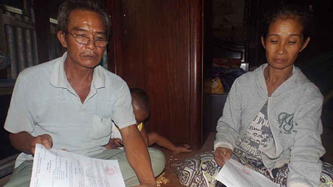 Vợ chồng ông Đứng bức xúc trình bày sự việc.