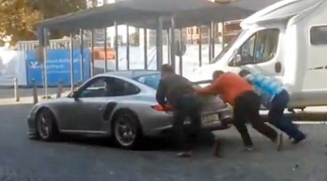 Đập mặt xuống đường vì đẩy ô tô chết máy