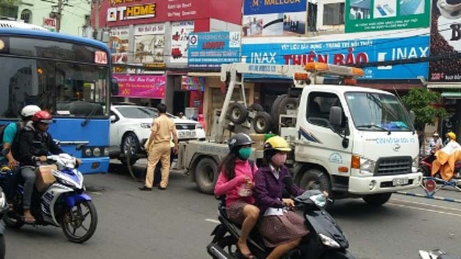 Kéo chiếc xe bị nạn khỏi hiện trường, giải phóng giao thông. 