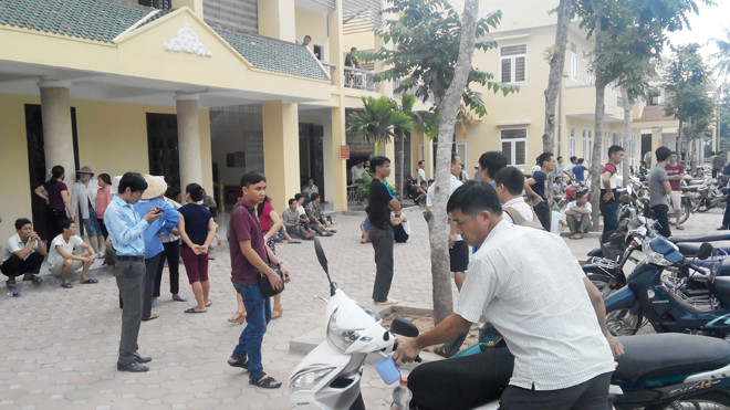 Người nhà cháu Hồng Nhung kéo đến Bệnh viện đa khoa Quốc Oai vào sáng nay.