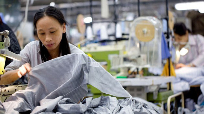 Một công nhân của TAL Group tại Hong Kong