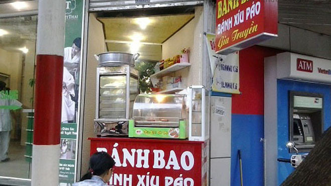 Quán siêu nhỏ, diện tích chỉ hơn 1mét vuông, thực khách phải ngồi tràn ra vỉa hè để thưởng thức đồ ăn.