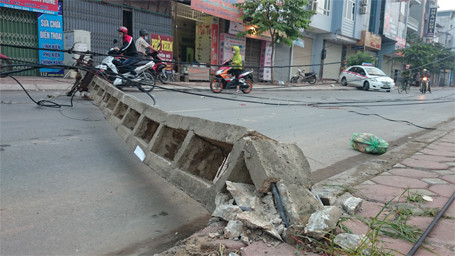 Cột điện nằm vắt ngang đường 