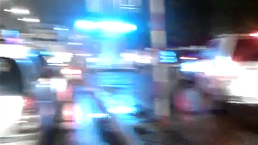 Tắc đường, 2 xế hộp phóng lên vỉa hè đi