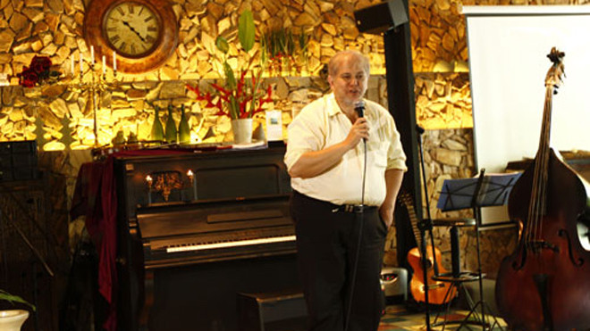 Anh Vĩnh Lạc, một khán giả tham dự buổi khai mạc triển lãm piano cổ, chia sẻ ngón đàn trên ba chiếc dương cầm để giúp khán giả nhận ra được sự khác biệt trong âm thanh của chúng.