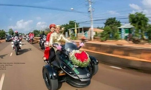 Độ hoành tráng của chiếc xe rước dâu của đôi bạn trẻ trong ngày cưới khiến dân mạng choáng ngợp. 
