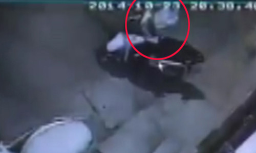 Bật cười khi xem clip trộm bất lực bẻ khóa xe máy