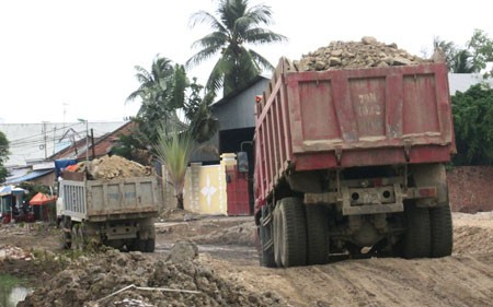 Xe quá tải cày nát đường Phong Châu (Khánh Hòa). 
