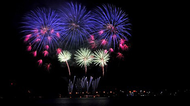 Thời tiết đêm 10/10 mát mẻ tạo điều kiện thuận lợi để người dân xem pháo hoa. Ảnh: H.Hà