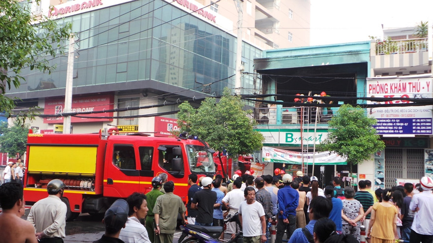Cháy siêu thị mini, hàng chục người tháo chạy