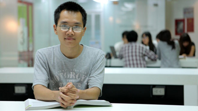 Sinh viên Quốc Trung đang ngồi học tại Thư viện của trường