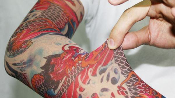 Kiểu xăm kín tay giả của giới trẻ.