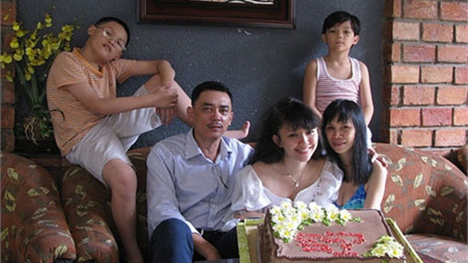 Cô tách khỏi sự đùm bọc của gia đình để sống một mình, theo đuổi ước mơ ca hát. 