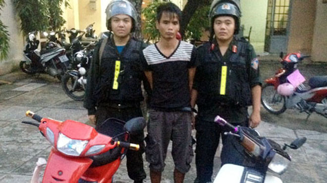 Thái cùng 2 chiếc xe tang vật. Ảnh: Quốc Thắng/ VnExpress