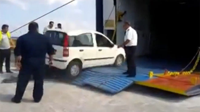 Lái ôtô lên phà như vào cửa tử