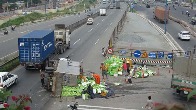 Hiện trường sự cố lật xe chở nước ngọt