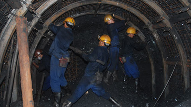 Nhọc nhằn xẻ lòng đất để kiếm “vàng đen” - Ảnh: Phan Hiện/ Thanh Niên