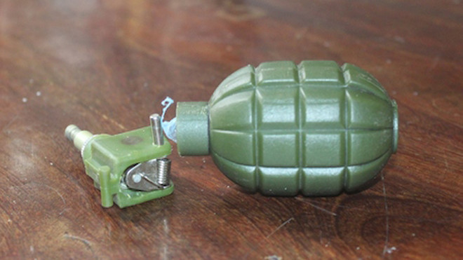 Quả mìn nhựa phát nổ khiến hai em bị thương nặng. 