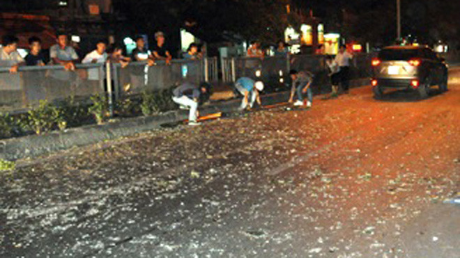 Sau vụ nổ, nhiều mảnh vụn rơi đầy đường.