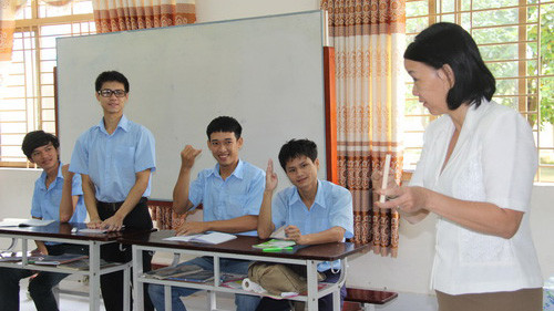 Cô Hòa hơn 15 năm gắn bó với các học sinh khiếm thính để giúp các em được học cao hơn. Ảnh: Hoàng Trường.