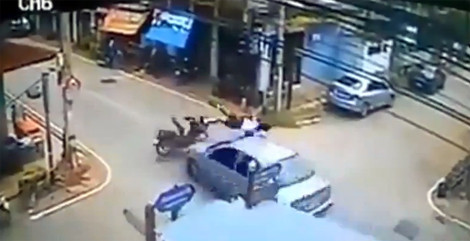 Ô tô đâm người điều khiển xe máy văng vào vỉa hè 