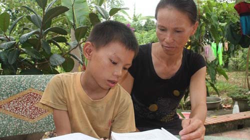 Sau 15 phút cố gắng, Vịnh không đọc được một chữ nào trong quyển Tiếng Việt lớp 5. 