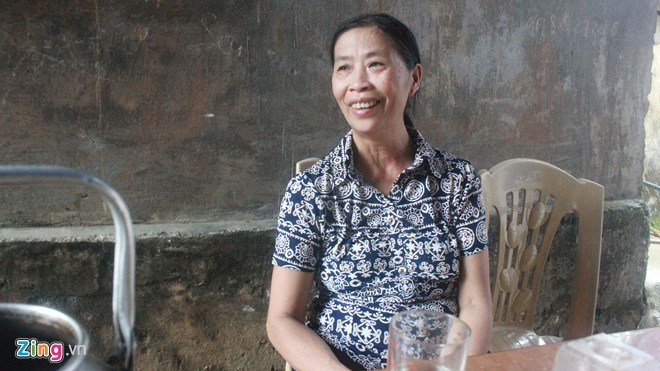 Mẹ Công Phượng ngồi bên ngôi nhà mới những ngày còn đang xây dựng. Ảnh: Vĩnh Yên. 