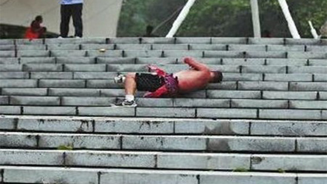 Ông Chia với bài tập lăn cầu thang khác thường của mình 